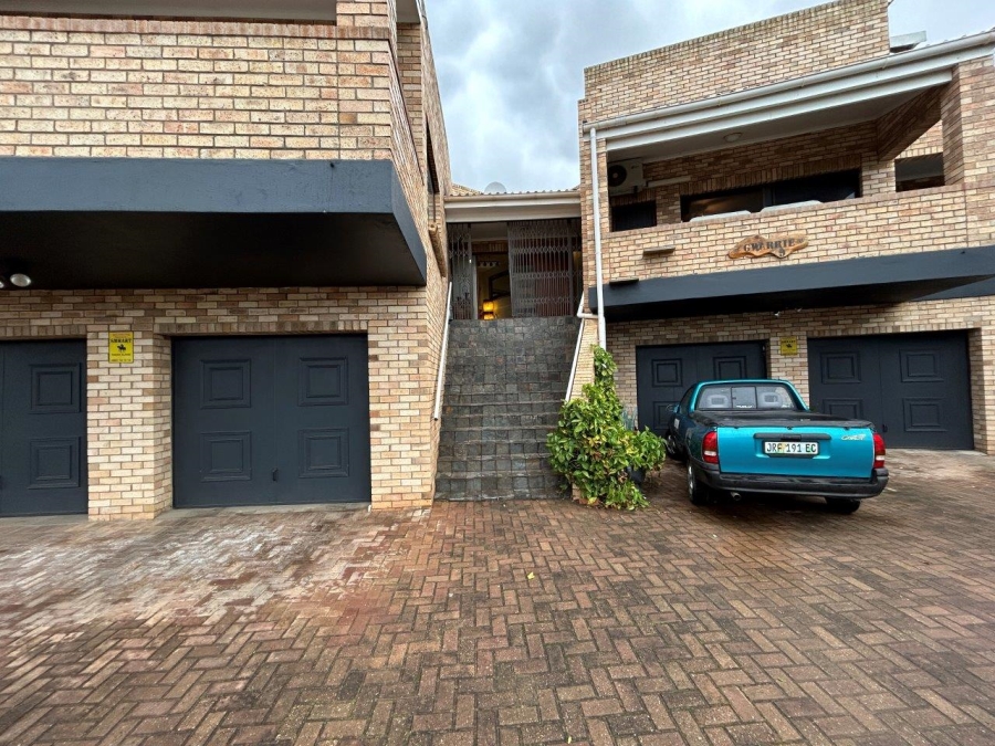 6 Bedroom Property for Sale in Wavecrest Eastern Cape
